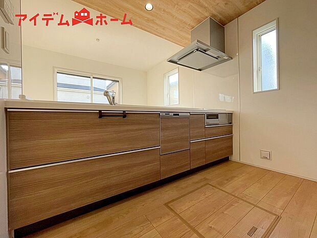 【2号棟 キッチン】ダイニングを見渡せる、
使い勝手の良いシステムキッチン。
ダイニングとの空間のつながりが、
スペースのゆとりを生み出します♪