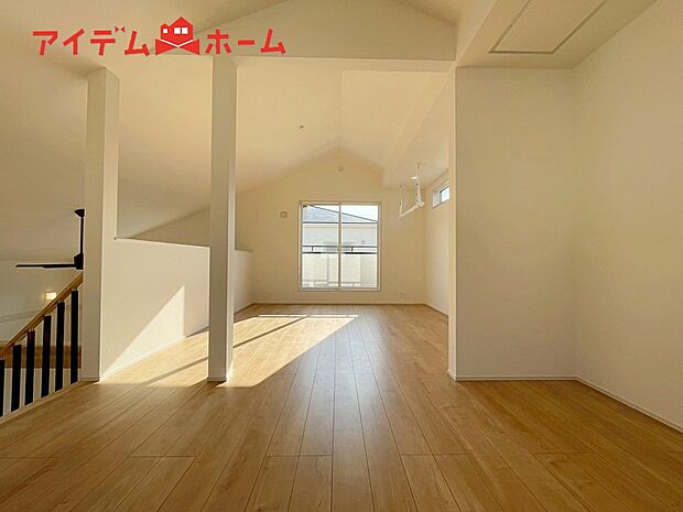 【2号棟 寝室】明るい寝室で心地のいい朝を迎えられそうです。
大きな窓からたっぷりの日差しが降り注ぐ明るい室内。