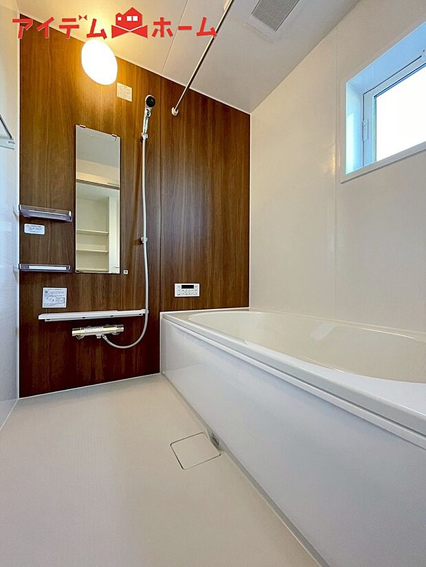 【１号棟　浴室】1坪タイプのバスルーム。
ゆったり足が伸ばせるので、毎日の疲れを癒やせます。
ご家族みんなでも入れます♪
浴室換気乾燥暖房機付きで浴室内干しも可能！
