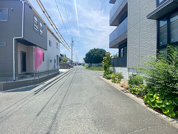 【1号棟 前面道路写真】当日の案内も可能です♪
お気軽にお問い合わせください!