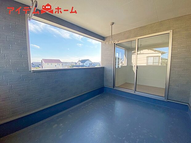 【２号棟　バルコニー】南向きで陽当りの良いバルコニーは、
お洗濯が楽しくなりますね！
