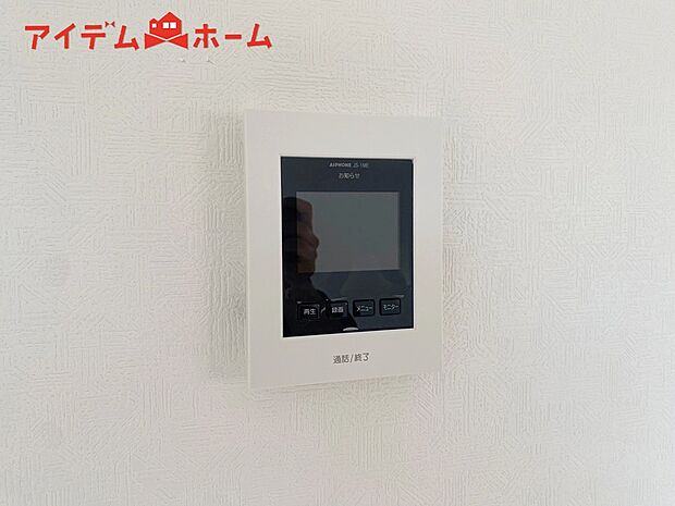 【２号棟　インターホン】奥様やお子さんのみの在宅も安心。ボタンひとつで通話が可能です。
