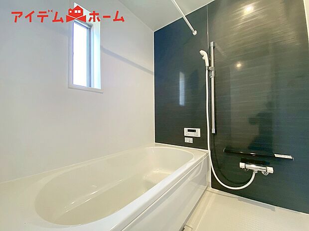 【２号棟　浴室】1坪タイプのバスルーム。
ゆったり足が伸ばせるので、毎日の疲れを癒やせます。