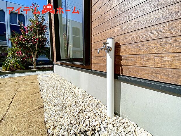 【１号棟　立水栓】ガーデニングや洗車に便利な立水栓付き。
外で汚れてしまった靴や服の汚れも家に入る前にきれいにできます。