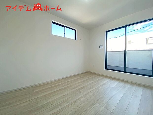 【１号棟　寝室】2面採光がとれる主寝室は南側に窓を設けているため
一日中明るく、気分も明るくなります♪
木目のフローリングが暖かみのある室内に。
