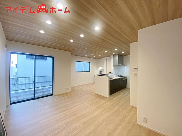 【リビング】大きく開いた窓からは、明るい陽射しが射し込みます。
爽やかな風が吹き抜ける心地良いリビングには、
自然と家族が集まります。
