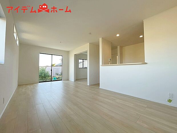 【２号棟　リビング】大きな窓から心地よい陽射しが室内に行き渡り、
くつろぎの空間が広がります。
キッチンで家事をしていても
いつでも家族が近くに感じられます。
