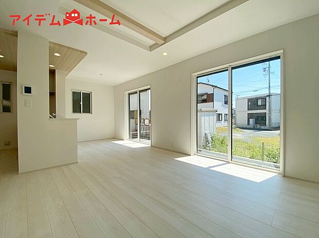 【１号棟　リビング】大きく開いた窓からは、明るい陽射しが射し込みます。
爽やかな風が吹き抜ける心地良いリビングには、
自然と家族が集まります。
