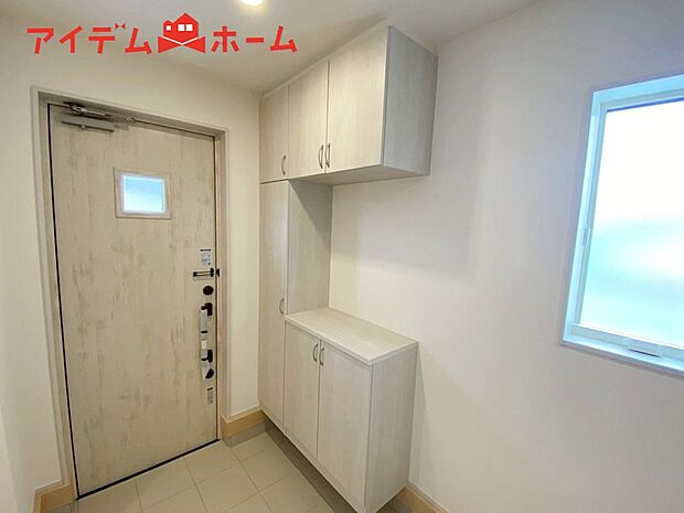 【寝室】2面採光がとれる主寝室は南側に窓を設けているため
一日中明るく、気分も明るくなります♪
木目のフローリングが暖かみのある室内に。