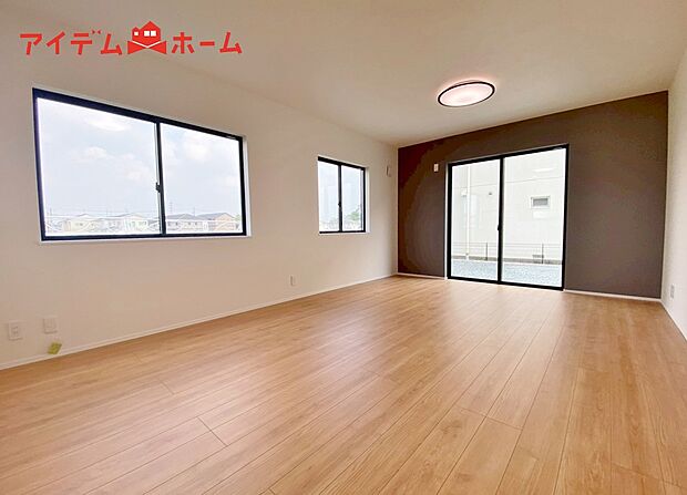 【4号棟 リビング】大きく開いた窓からは、明るい陽射しが射し込みます。
爽やかな風が吹き抜ける心地良いリビングには、
自然と家族が集まります。