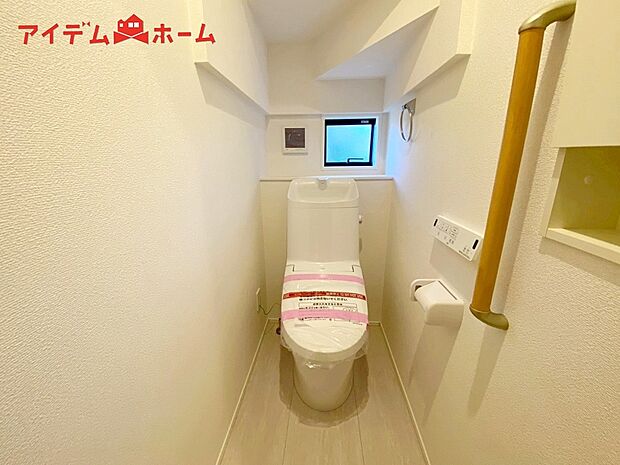 【1号棟 トイレ】温水での洗浄機能がついておりますので、
清潔かつ衛生面も安心です。