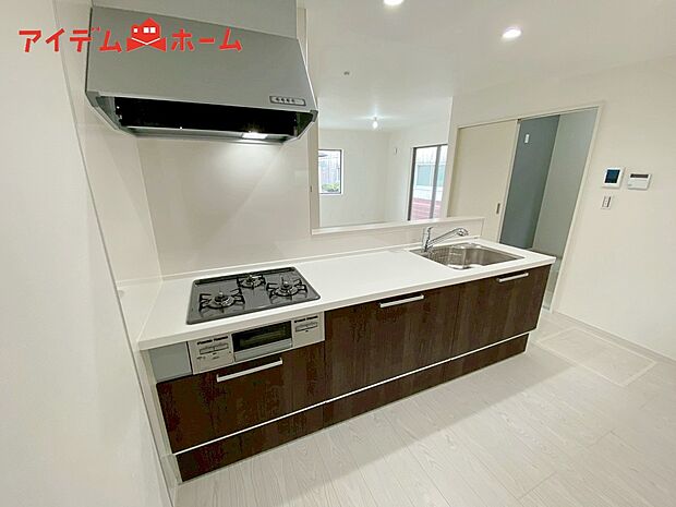 【１号棟　キッチン】ダイニングを見渡せる、
使い勝手の良いシステムキッチン。
ダイニングとの空間のつながりが、
スペースのゆとりを生み出します♪
