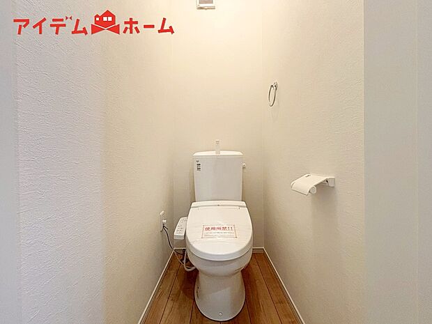 【1号棟 トイレ】温水での洗浄機能がついておりますので、
清潔かつ衛生面も安心です。