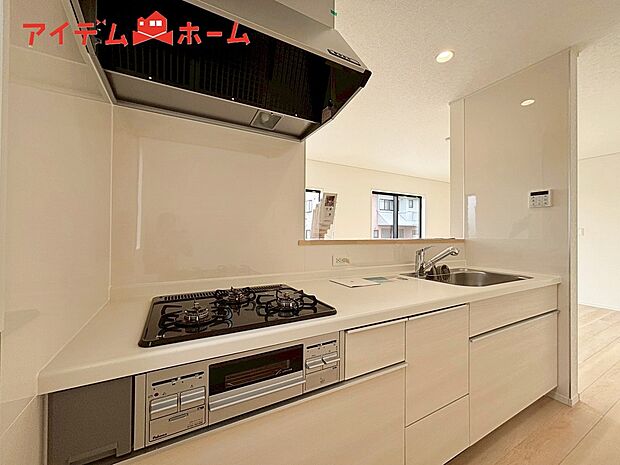 【1号棟 キッチン】ダイニングを見渡せる、
使い勝手の良いシステムキッチン。
ダイニングとの空間のつながりが、
スペースのゆとりを生み出します♪