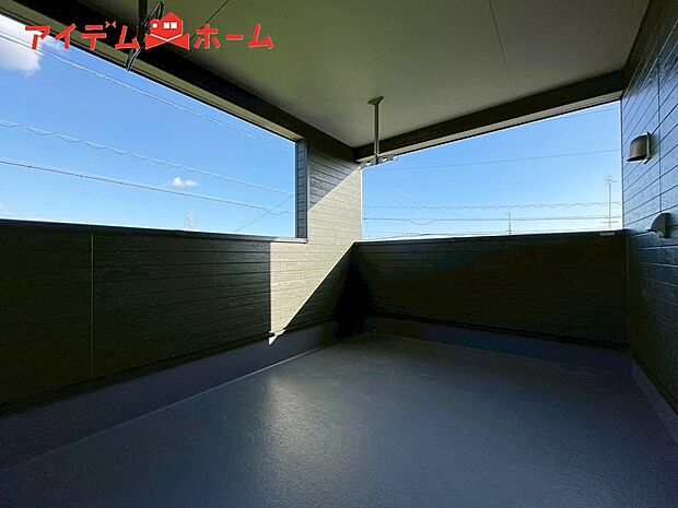 【1号棟 バルコニー】バルコニーは心地よい日差しや
さわやかな風を感じることができます!