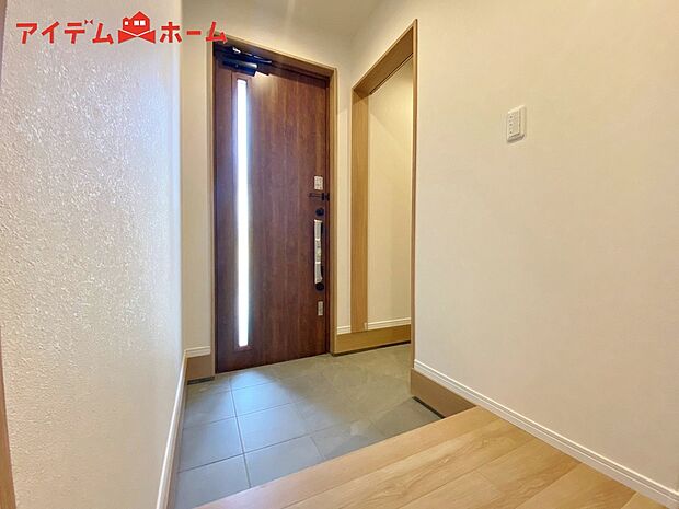 【玄関】シンプル且つモダンなエントランス&ホール!
ゆとりを感じさせる上質で明るい空間が住まう人や
訪れる人を心地よく迎え入れてくれます♪