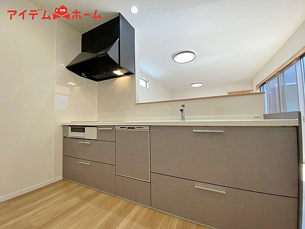 【キッチン】ダイニングを見渡せる、
使い勝手の良いシステムキッチン。
ダイニングとの空間のつながりが、
スペースのゆとりを生み出します♪