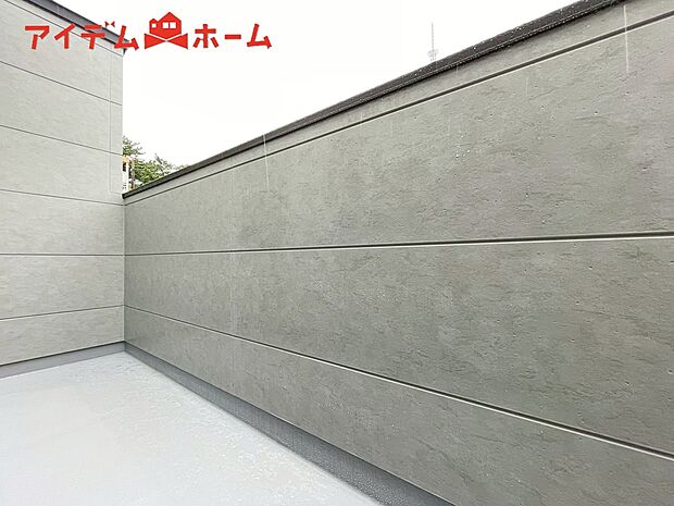 【１号棟　バルコニー】バルコニーは心地よい日差しや
さわやかな風を感じることができます！