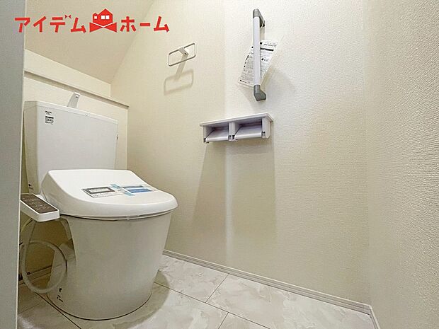 【1号棟 トイレ】温水での洗浄機能がついておりますので、
清潔かつ衛生面も安心です。