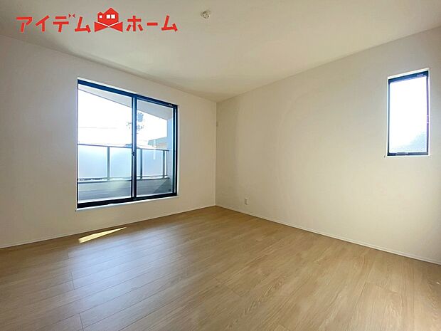 【１号棟　寝室】明るい寝室で心地のいい朝を迎えられそうです。
大きな窓からたっぷりの日差しが降り注ぐ明るい室内。
気持ちの良い朝日を受けて、目覚めの良い健康的な
朝を迎えられそうです。 