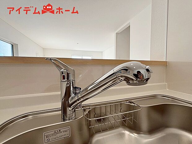 【１号棟　浄水器内蔵型水栓】浄水と原水をボタン一つで切り替え簡単なビルトイン式浄水器水栓を採用。
ワンタッチで浄水・水道の切り替えが可能なシンクです！
