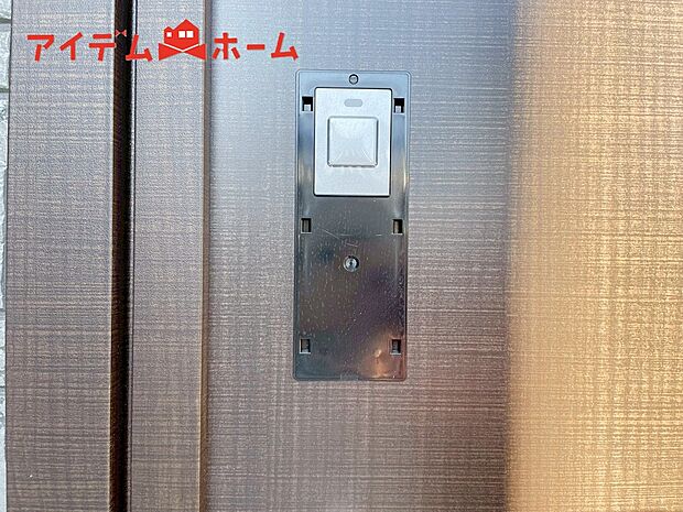 【１号棟　カードキー】手が塞がっている時にさっと開錠できるカードキー。
また、鍵穴を見つけづらくピッキング被害に遭いにくい事と、鍵の複製も簡単ではないため防犯にも役立ちます。