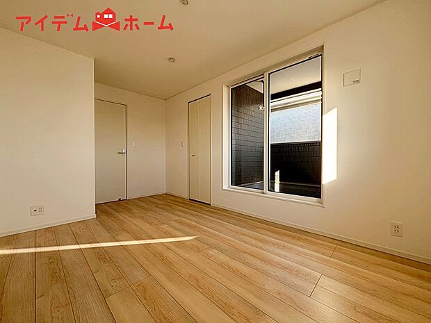 【1号棟　寝室】明るい寝室で心地のいい朝を迎えられそうです。
大きな窓からたっぷりの日差しが降り注ぐ明るい室内。
