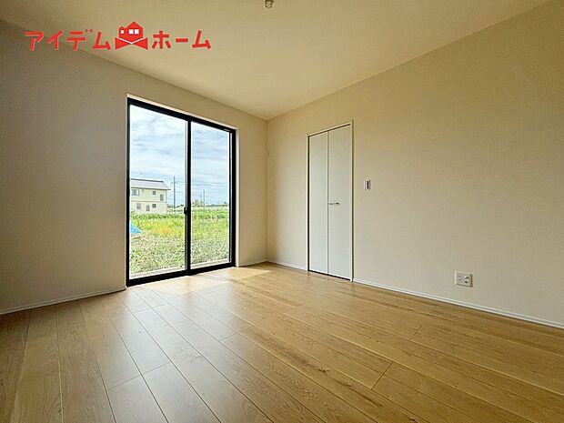 【１号棟　寝室】明るい寝室で心地のいい朝を迎えられそうです。
大きな窓からたっぷりの日差しが降り注ぐ明るい室内。