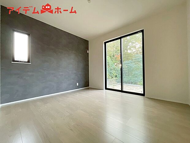 【２号棟　寝室】明るい寝室で心地のいい朝を迎えられそうです。
大きな窓からたっぷりの日差しが降り注ぐ明るい室内。