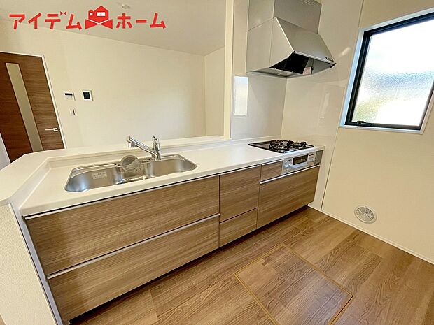 【1号棟　キッチン】ダイニングを見渡せる、
使い勝手の良いシステムキッチン。
