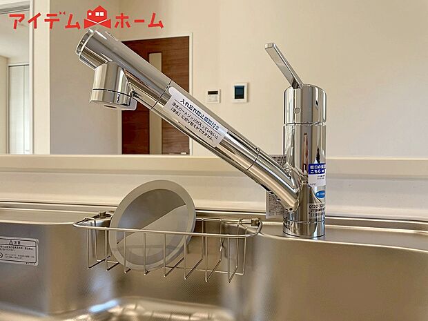 【１号棟　浄水器内蔵型水栓】浄水と原水をボタン一つで切り替え簡単なビルトイン式浄水器水栓を採用。
ワンタッチで浄水・水道の切り替えが可能なシンクです！
