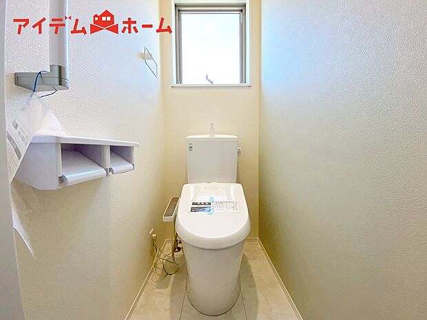 【２号棟　トイレ】温水での洗浄機能がついておりますので、
清潔かつ衛生面も安心です。
