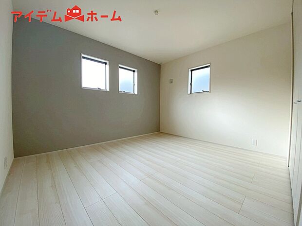 【２号棟　寝室】明るい寝室で心地のいい朝を迎えられそうです。
大きな窓からたっぷりの日差しが降り注ぐ明るい室内。

