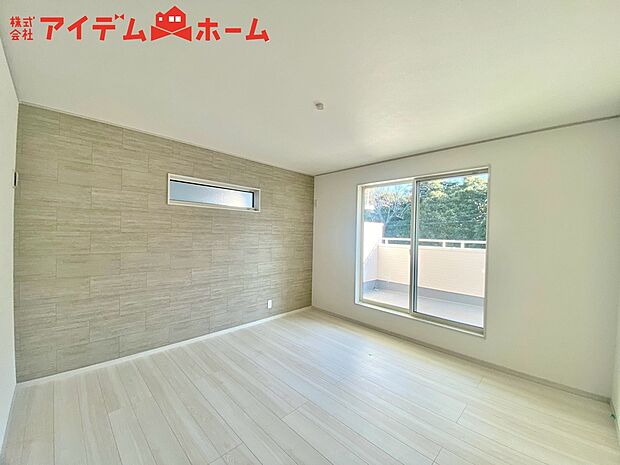 【５号棟　寝室】明るい寝室で心地のいい朝を迎えられそうです。
大きな窓からたっぷりの日差しが降り注ぐ明るい室内。

