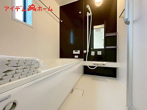 【２号棟　浴室】1坪タイプのバスルーム。
ゆったり足が伸ばせるので、毎日の疲れを癒やせます。
ご家族みんなでも入れます♪
浴室換気乾燥暖房機付きで浴室内干しも可能！
