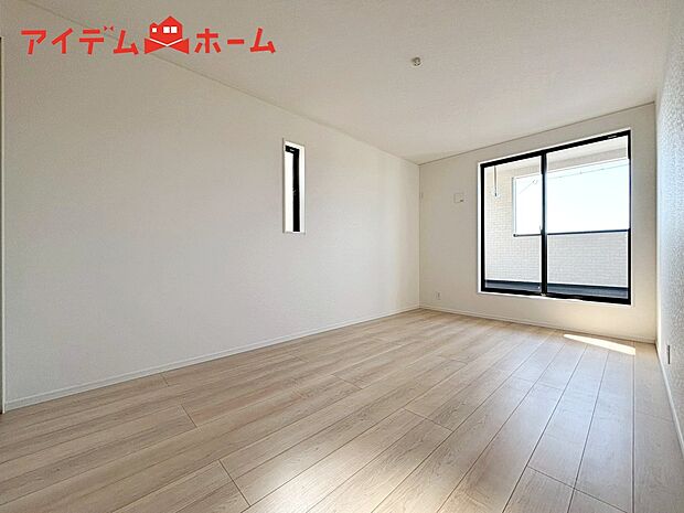 【２号棟　寝室】明るい寝室で心地のいい朝を迎えられそうです。
大きな窓からたっぷりの日差しが降り注ぐ明るい室内。

