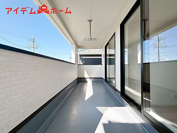 【２号棟　バルコニー】物干しセットを追加すれば、一度にたくさんのお洗濯物が
干せるのが魅力です♪
