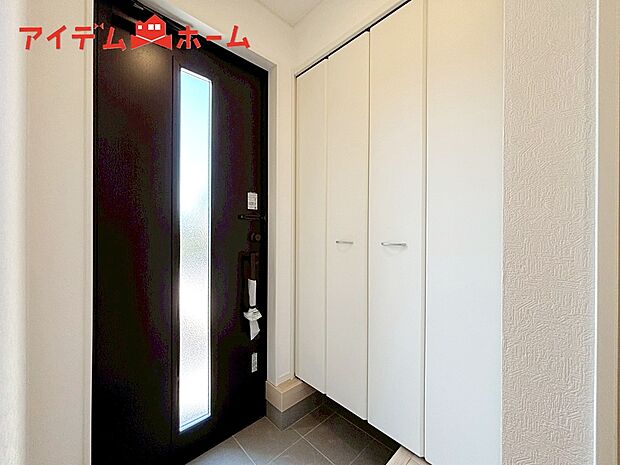 【３号棟　玄関】シンプル且つモダンなエントランス＆ホール！
ゆとりを感じさせる上質で明るい空間が住まう人や
訪れる人を心地よく迎え入れてくれます♪