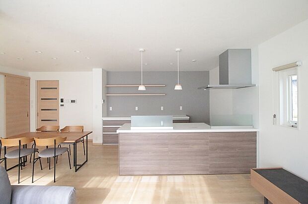 【2-4号棟】キッチンとダイニングを横並びに配置することで料理の上げ下げがスムーズに