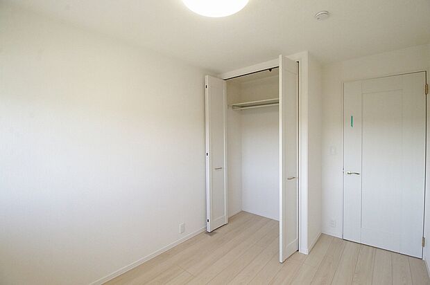 【7号棟】子ども部屋にもそれぞれクローゼットが完備されてるので、片付けの習慣が身に付きます。