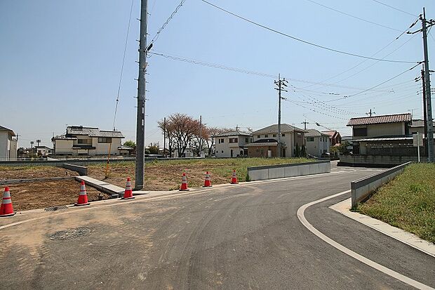 分譲地内はゆとりの6.0ｍ道路。お散歩も安心です。