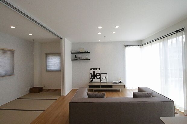 【4号棟】自然光が広がる心地よいリビング