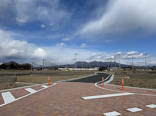 街の道路を曲線に設計し、道路の一部をインターロッキング仕上げにすることで、車速を抑止し、街の安全性を高めます。