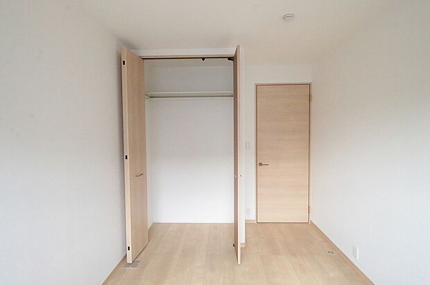 【II4号棟】子ども部屋にもそれぞれクローゼットが完備されてるので、片付けの習慣が身に付きます。
