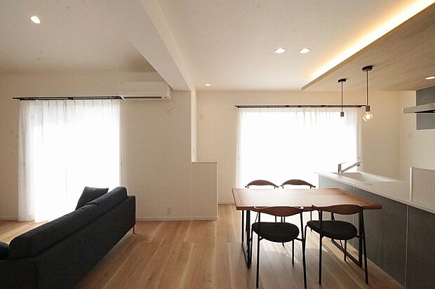 【【2-50号棟】リビング】どこにいても家族の顔が見える、オープンリビングです。