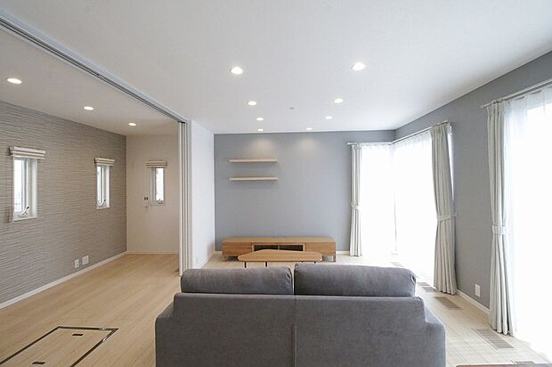 【2-12号棟】自然光が広がる心地よい空間です。