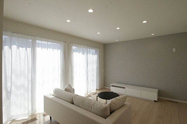 【【II14号棟】リビング】自然光が広がる心地よい空間です。