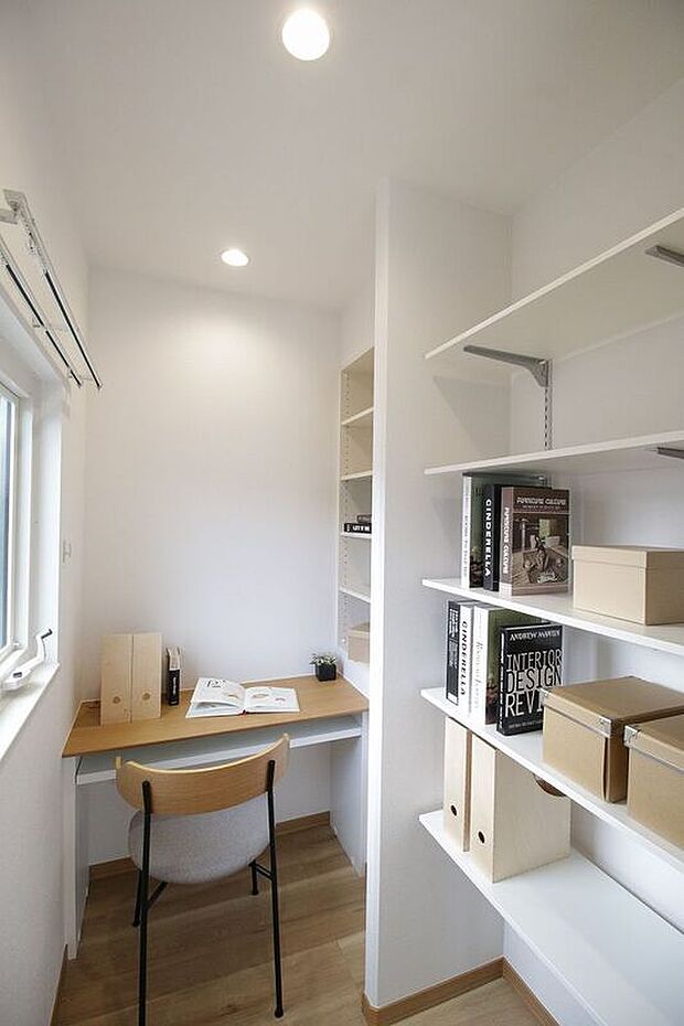 【【5号棟】書斎スペース】リビング横の書斎スペース。在宅ワークにも便利です
