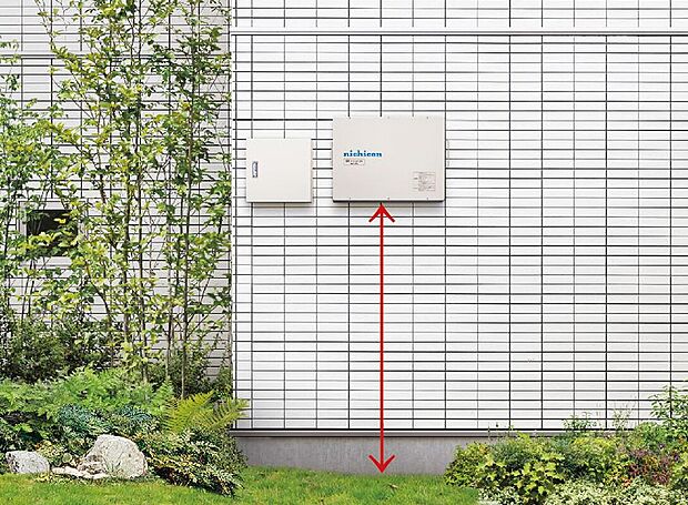 【パワコン高所配置】太陽光発電システムと蓄電池のパワーコンディショナーを高所配置することで、機器の浸水被害を防ぎ、災害時のライフラインを確保します。（イメージ）