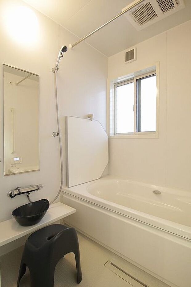 【システムバス】安全に配慮されたユニバーサルデザインの浴室です。汚れもつきにくいので、お掃除もラクです。